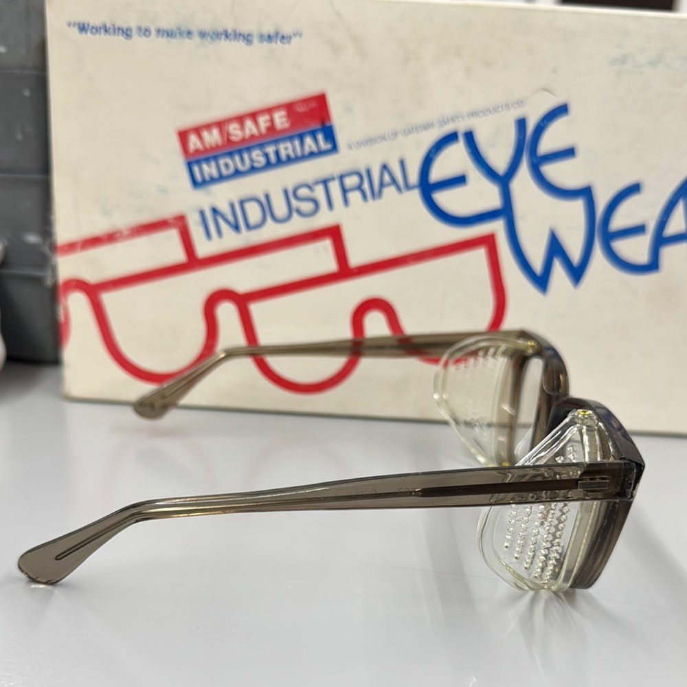 Gray and Black Cat-Eye Glasses with Vintage Design - Picture 2 of 7
